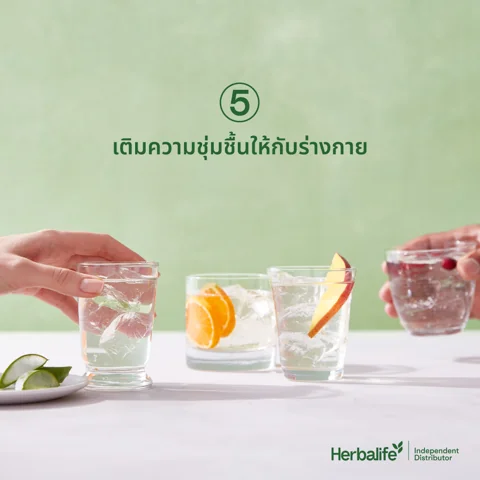 แก้วเครื่องดื่มใสใส่น้ำแข็ง วางข้างใบว่านหางจระเข้ผ่าครึ่ง บนโต๊ะไม้ริมชายหาด (3/6)