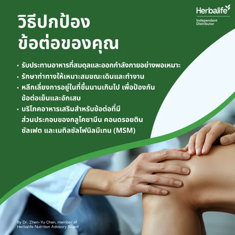 ผู้หญิงผมสีเทาในชุดออกกำลังกาย ยกเข่าและเหวี่ยงแขนกลางแจ้ง (2/3)