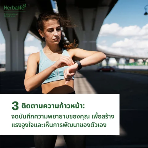 คนสามคนวิ่งออกกำลังกายด้วยกันในสวนที่มีแดดอ่อน ๆ (4/5)