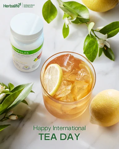 Iced amber tea with mint in a glass beside a tub of tea powder and a wooden scoop (2/3)