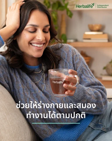 แถบใบว่านหางจระเข้สีเขียวในน้ำใสที่มีฟองอากาศ (3/5)